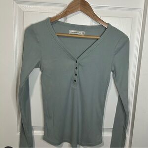 Abercrombie & Fitch Light Teal Women's Buttoned V-Neck Long Sleeve Top Size XS